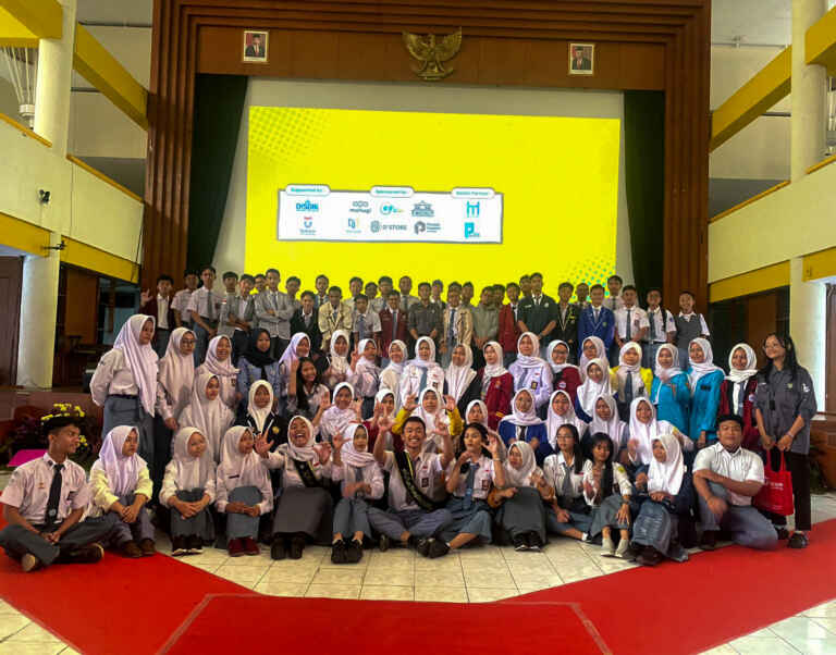 Foto pengurus dan anggota manajemen learning center forum osis jawa barat generasi 11