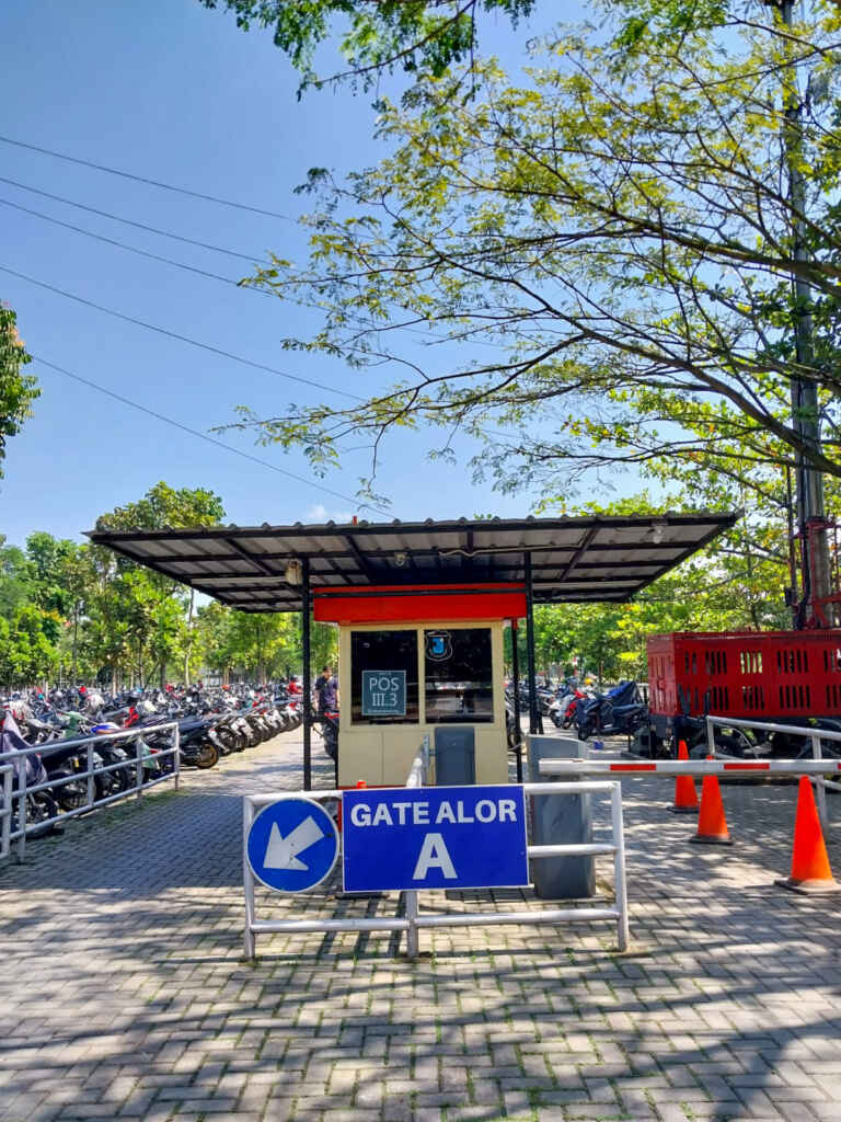 Parkiran motor Gate Alor A Telkom University