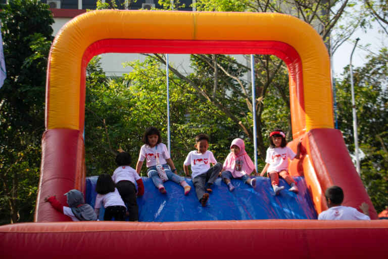 Anak MAin Di Perosotan Balon Tel'U Fun Day