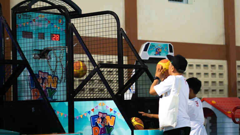 Bapa Dan Anak Bermain street basketball machine Di TelÚ Fun Day