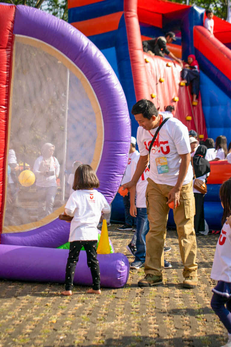 Bapa Sedang Mengajarkan Cara Bermain Baseball Di TelÚ Fun Day