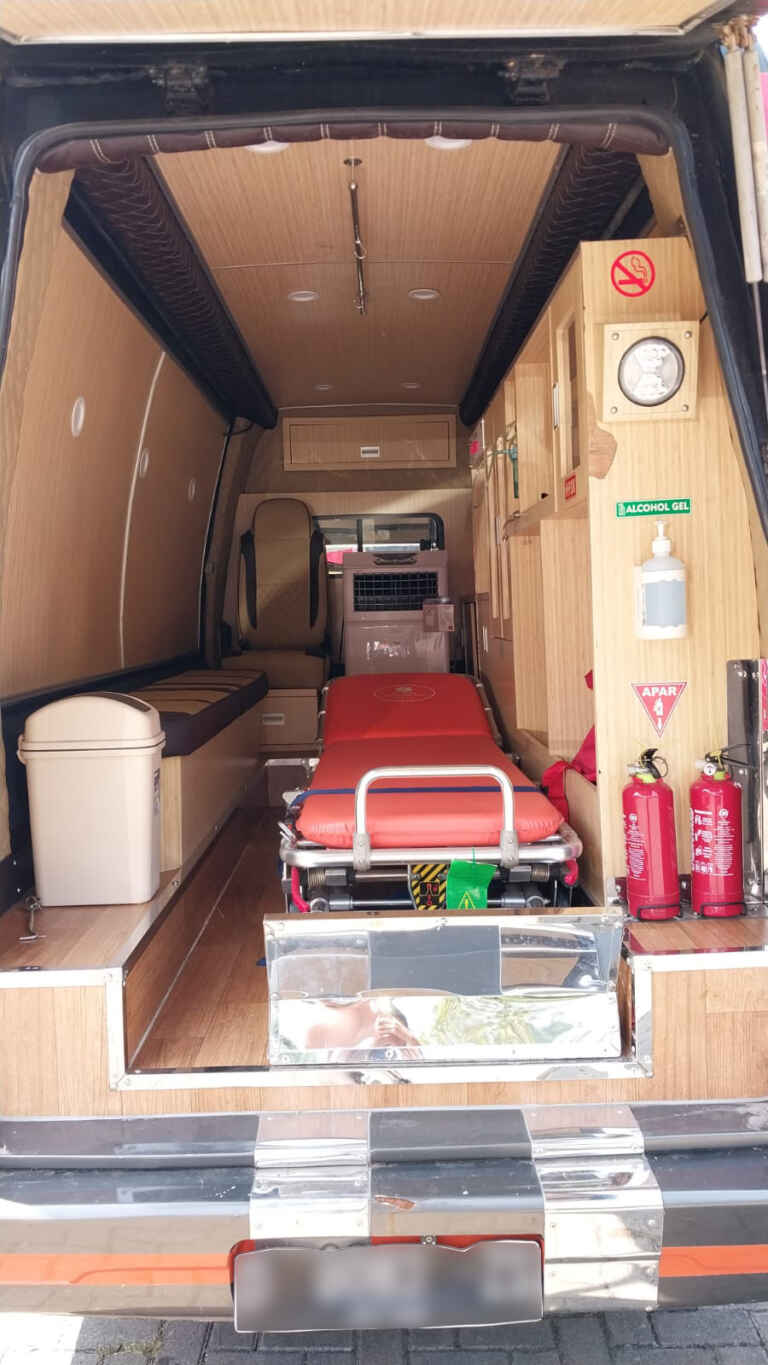 Fasilitas Ambulans Big Telkom Bagian Tengah