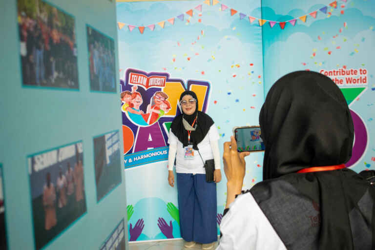 Ibu Sedang Mengdokumentasi Di TelU Fun Day