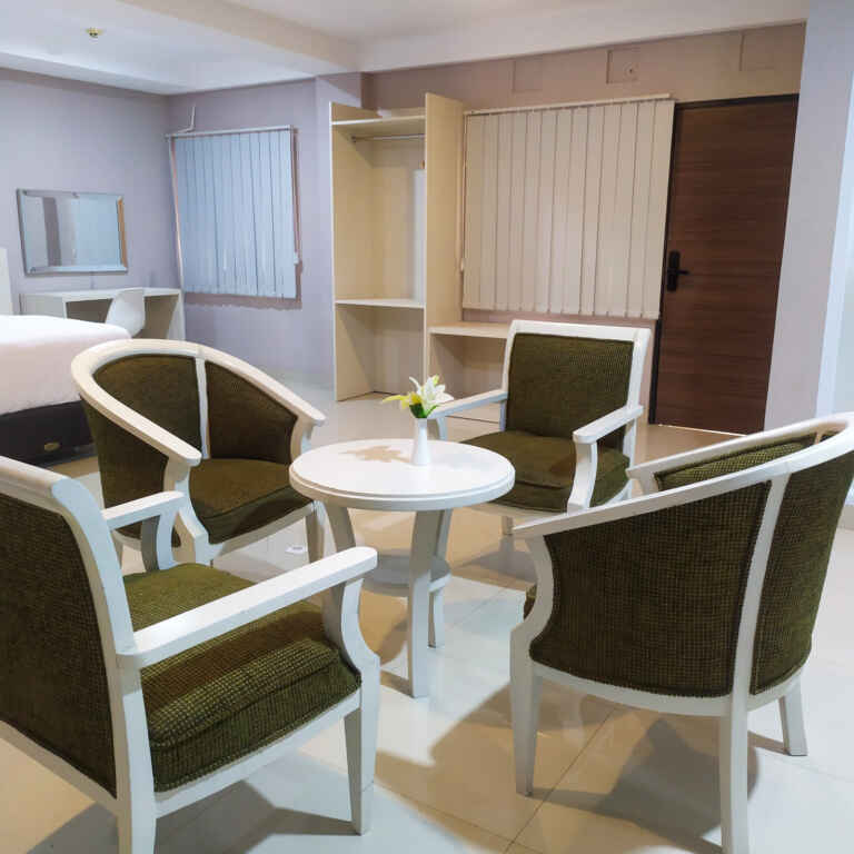 Kursi Santai Di Kamar Deluxe Lingian Telkom Univeristy