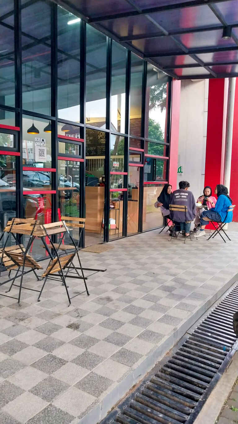 Mahasiswa Nongkro Di TelÚ Coffe