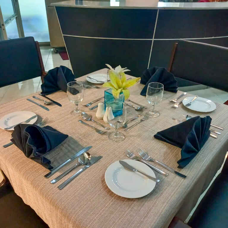 Meja Makan Hotel Lingi