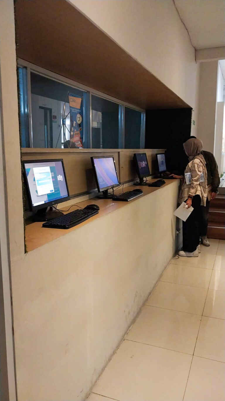 Orang Lagi Daftar Di Area Koleksi Open Library