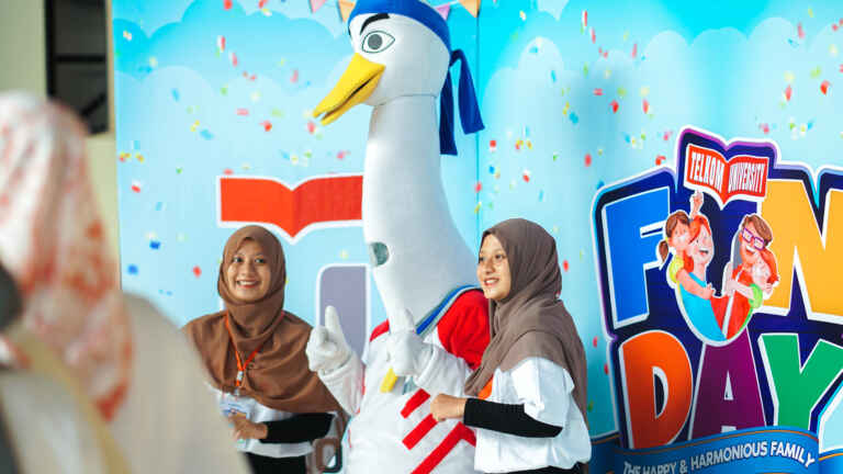 Pengunjung BErfoto Dengan MAskot Angsa Telkom Univeristy (2)
