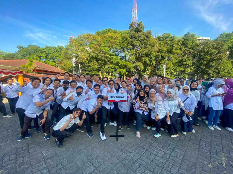 Rektorat Mengikuti Upacara