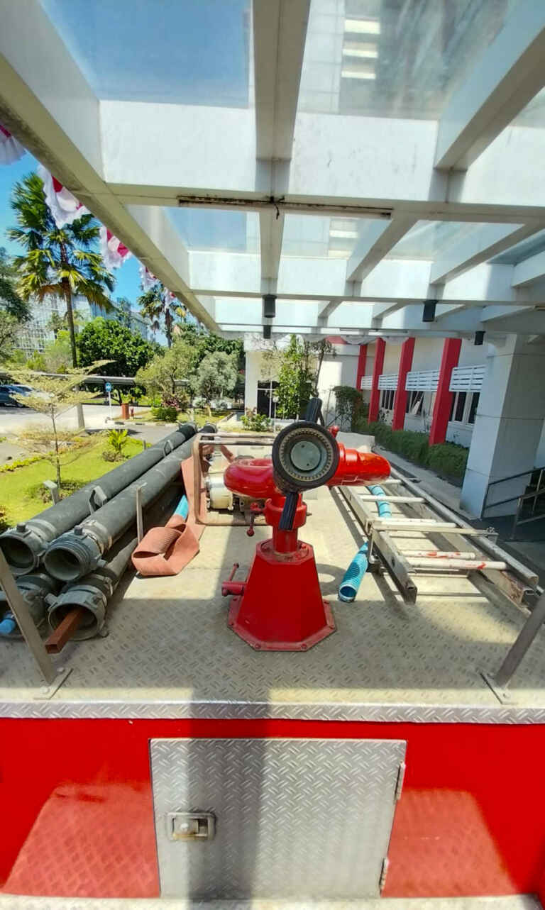 Selang Di Atas Mobil Damkar Telkom Tampak Depan ]