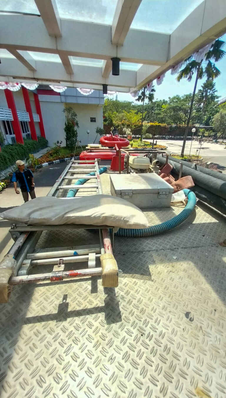 Selang Di Atas Mobil Pemadam Kebkaran Telkom