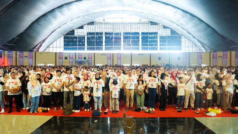 pengunjung Di Dalam Gedung Convention Hall TelÚ Fun Day Tampah Tengah