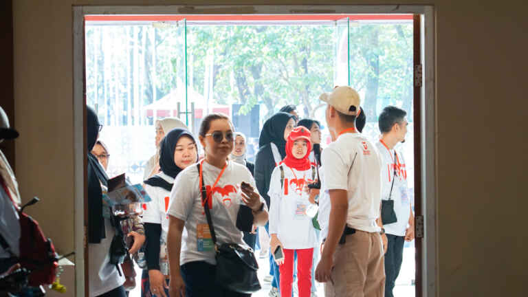 pengunjung Memasuki Pintu Event TelÚ Fun Day