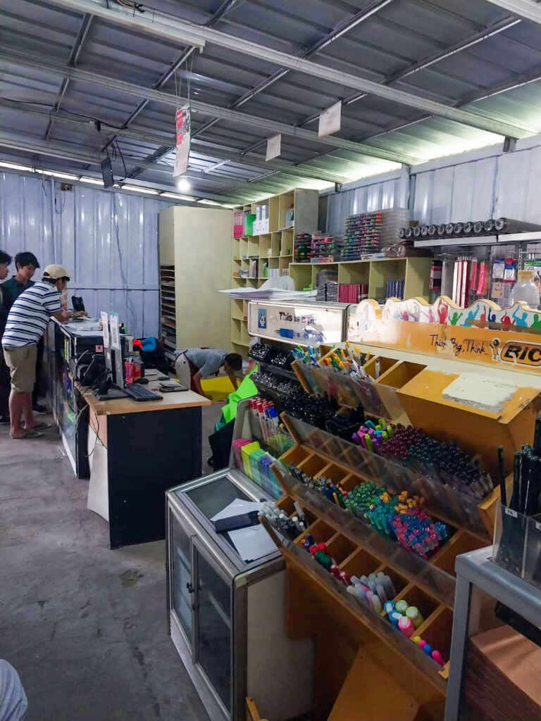 Etalase DI Waprint Asrama Telkom tampak Kanan