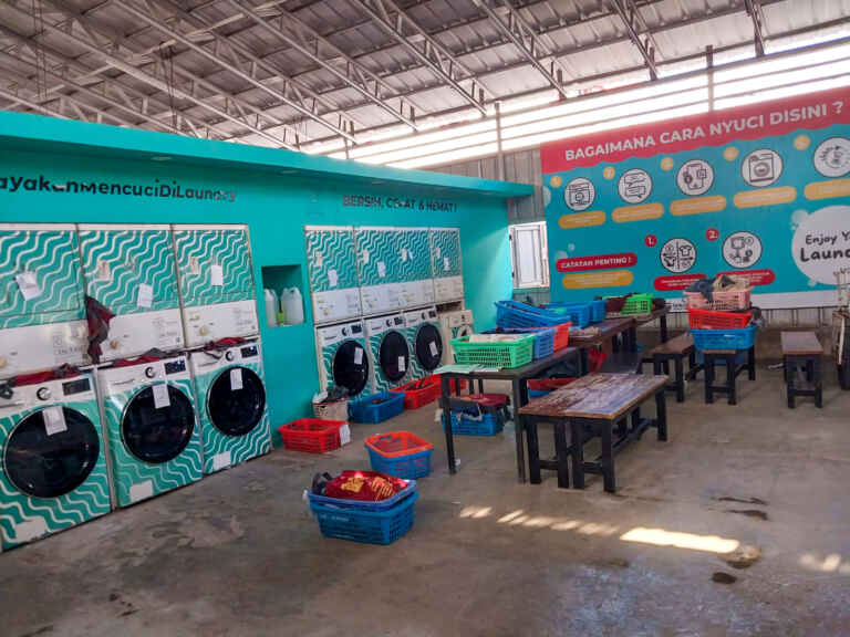 Mesin Cuci Di Laundry Tampak Kiri