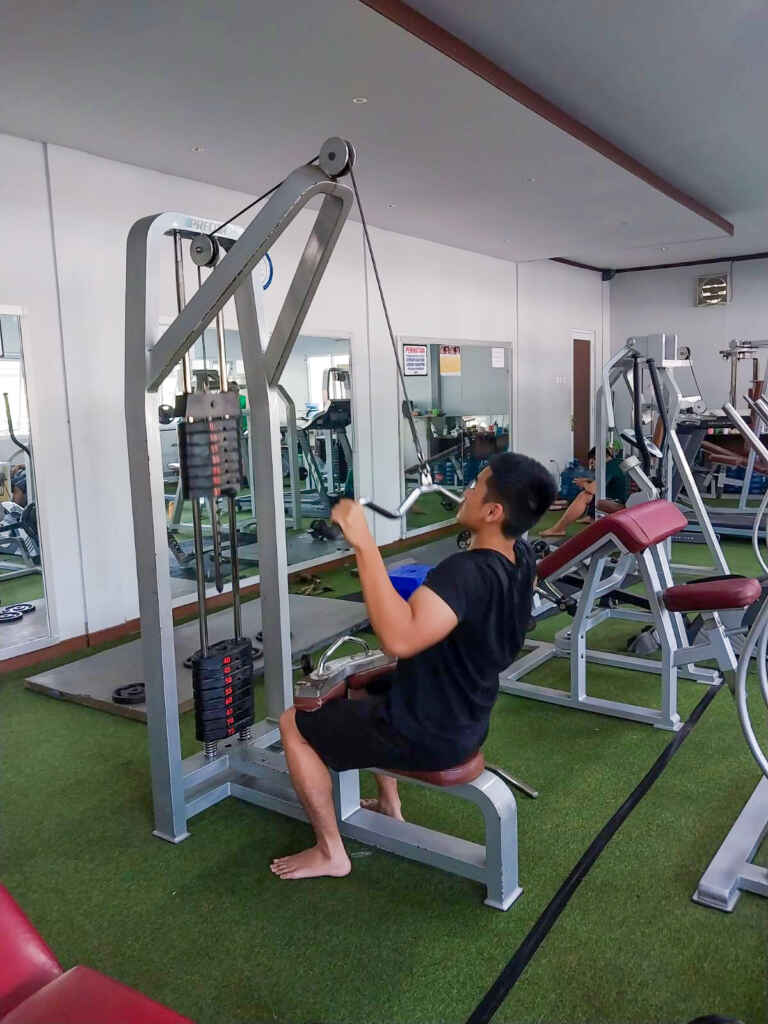 Orang Lagi Gym Di Focus Fitnes Telkom