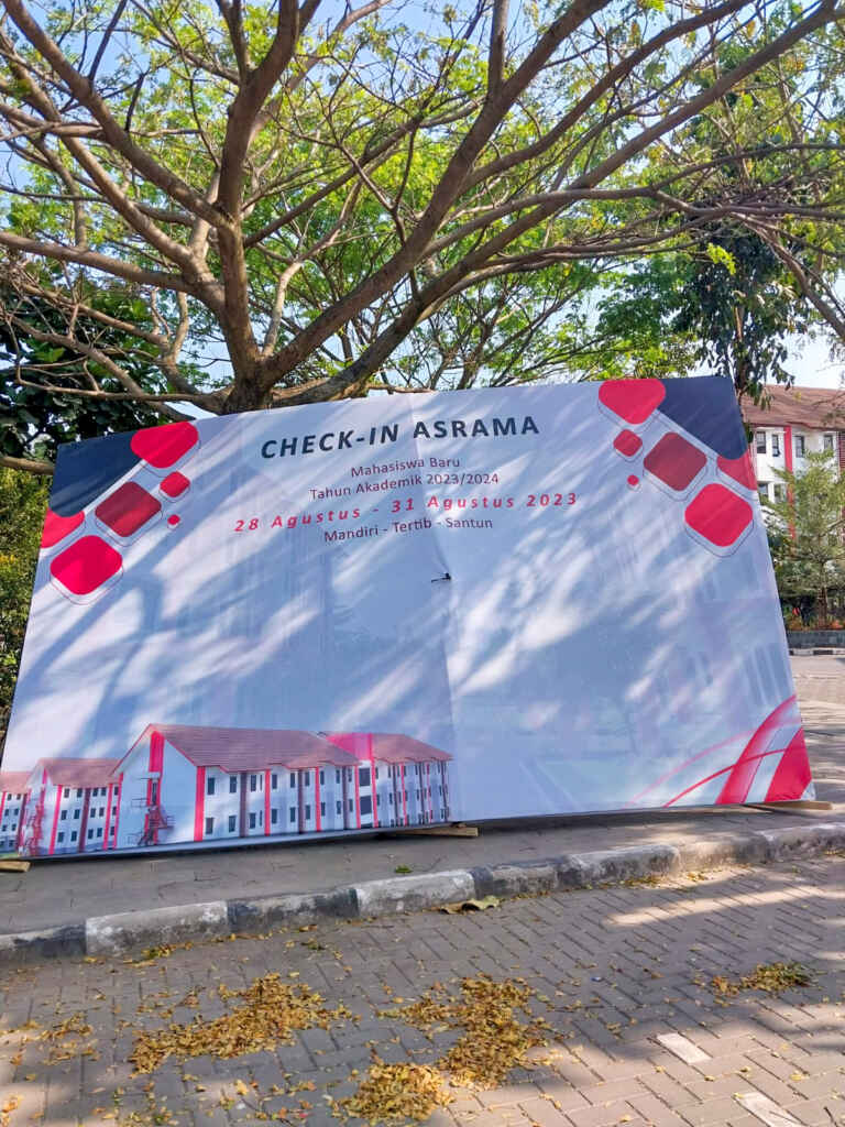 Spanduk Cek In Maba Di Asrama Telkom
