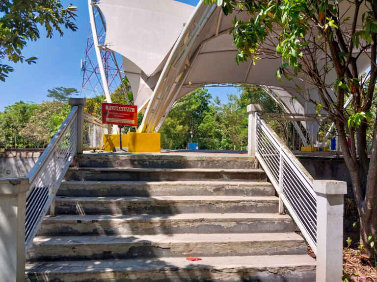 Tangga Kiri Danau Galau