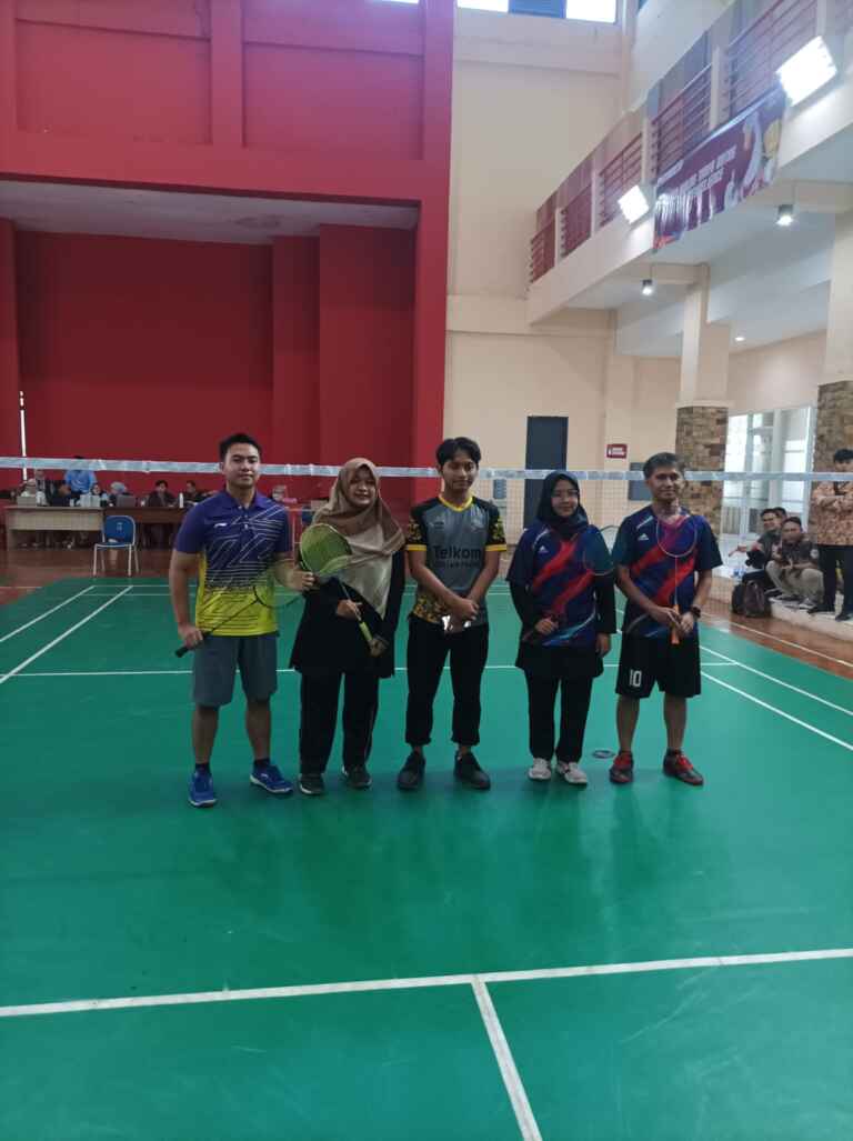 Fasilitan Lapangan Olah Raga Bulu Tangkis Badminton Telkom University 2