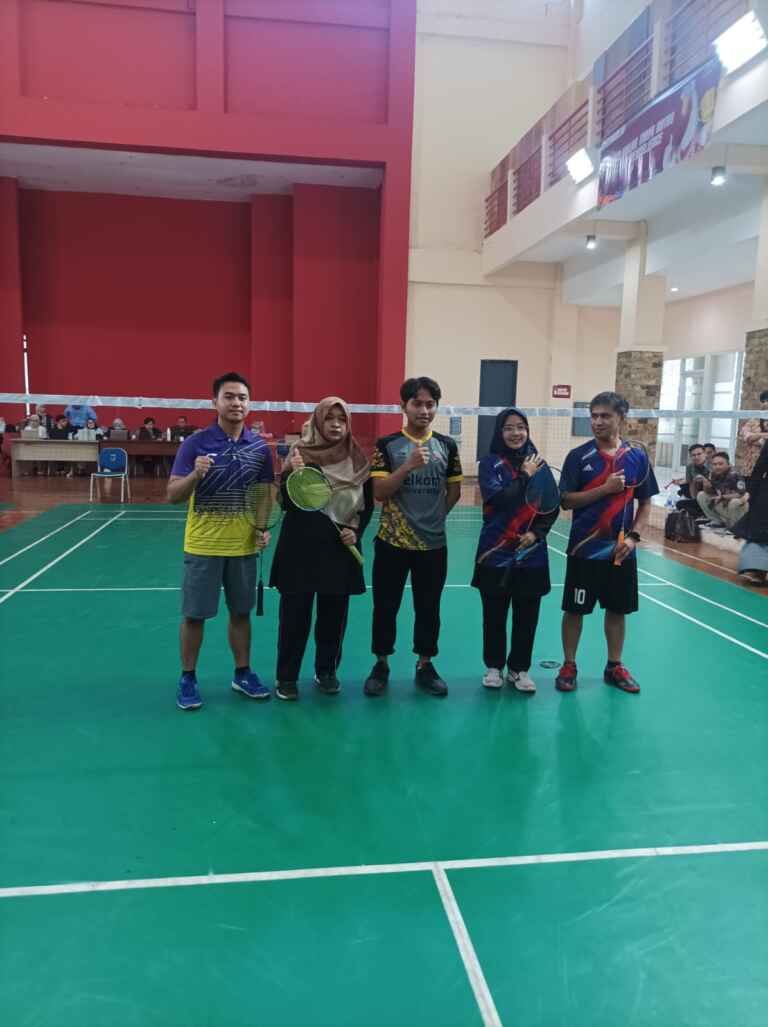 Fasilitan Lapangan Olah Raga Bulu Tangkis Badminton Telkom University 3
