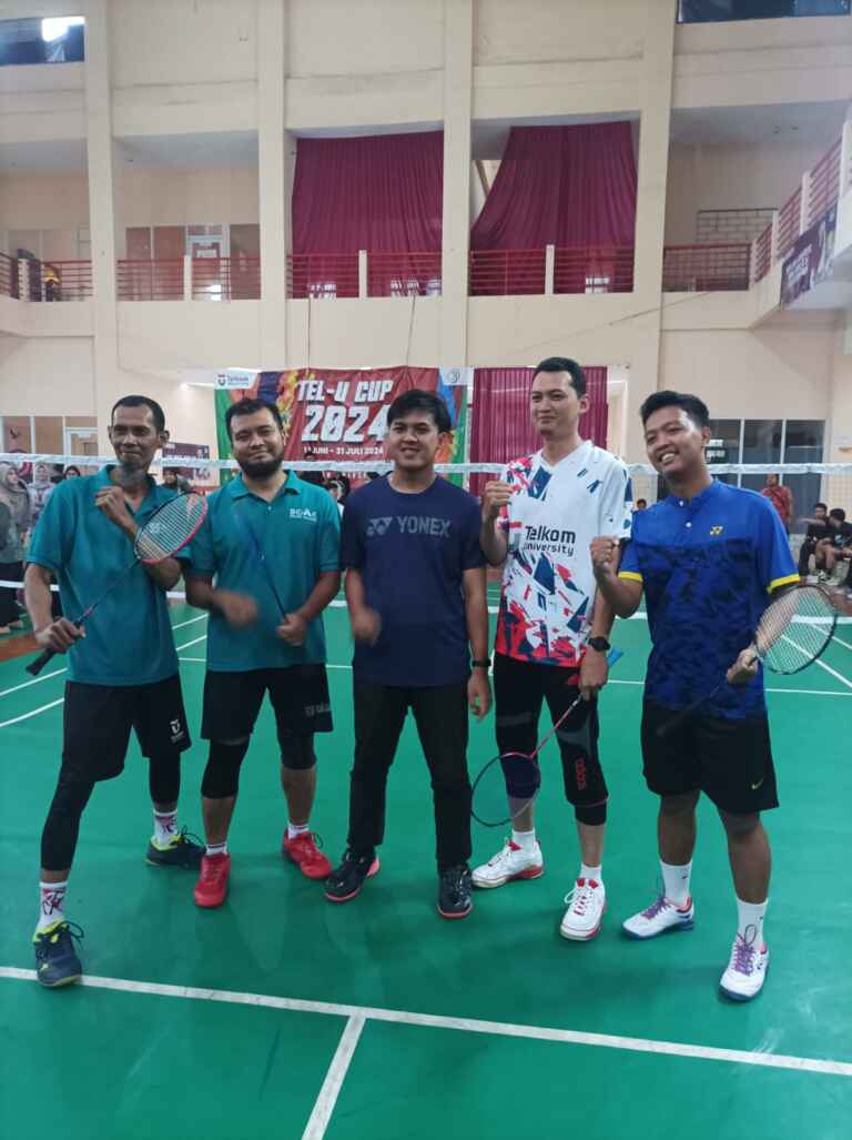Fasilitas Olah Raga Lapangan Badminton Bulu tangkis Telkom University 11