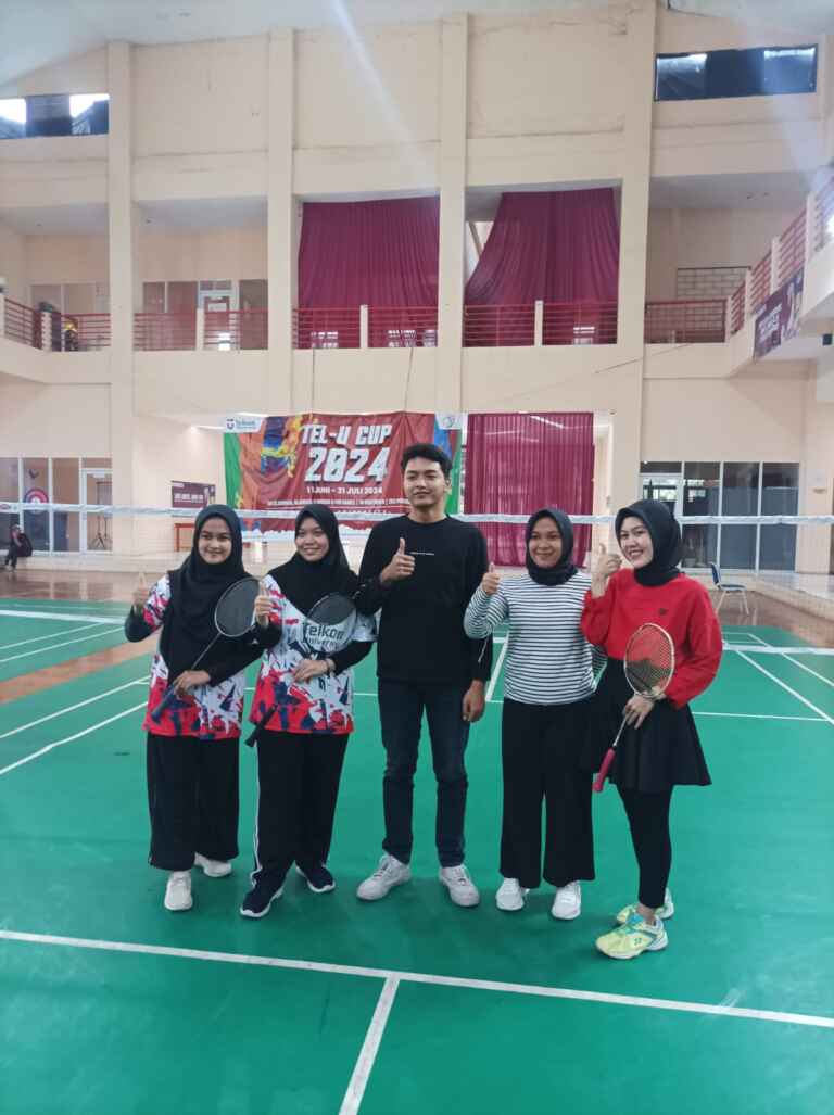 Fasilitas Olah Raga Lapangan Badminton Bulu tangkis Telkom University 3