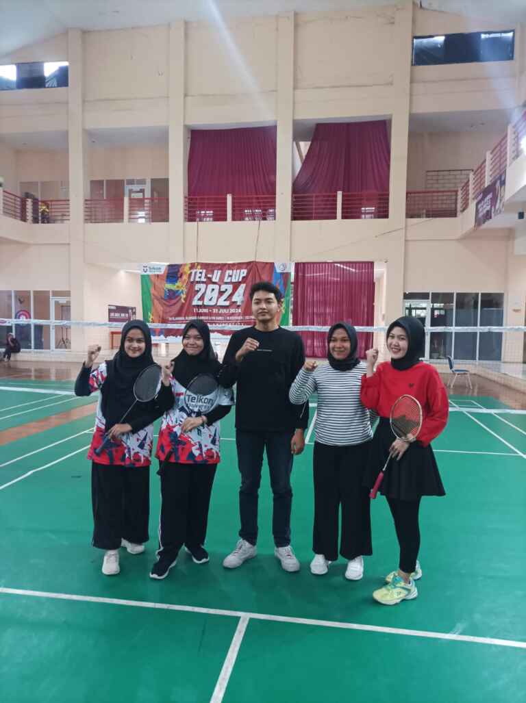 Fasilitas Olah Raga Lapangan Badminton Bulu tangkis Telkom University 4
