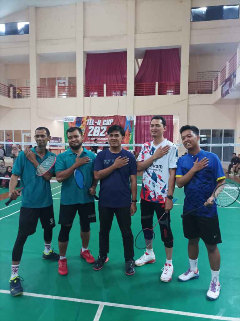 Fasilitas Olah Raga Lapangan Badminton Bulu tangkis Telkom University 7