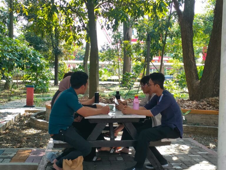 tempat makan di taman scaled