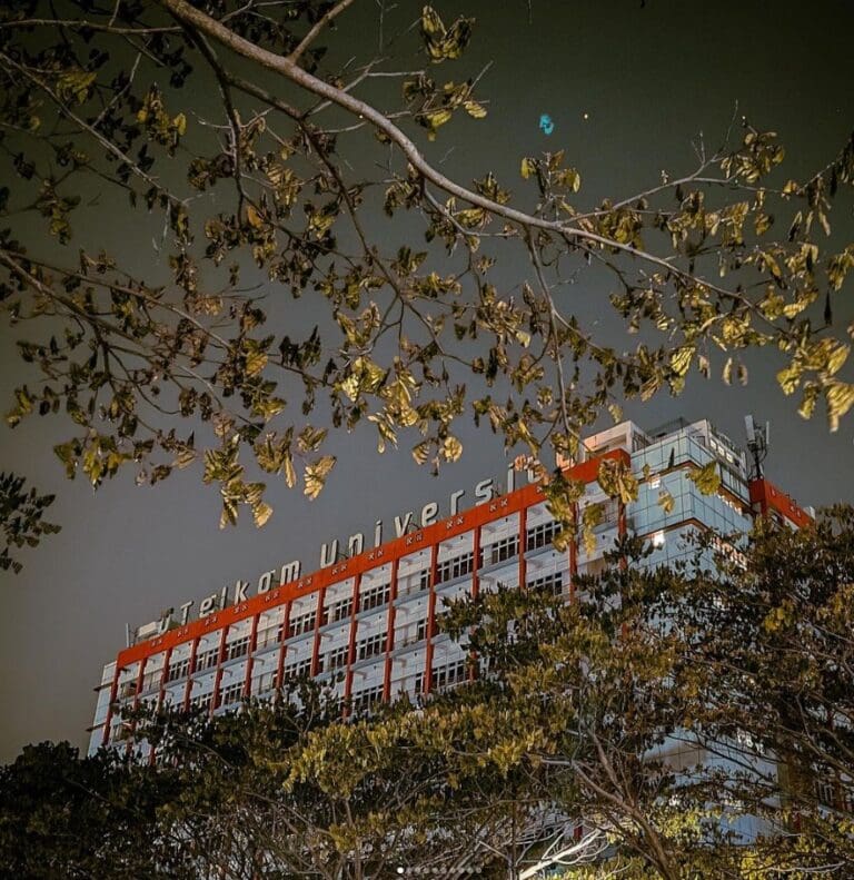 gedung tokong nanas telkom university