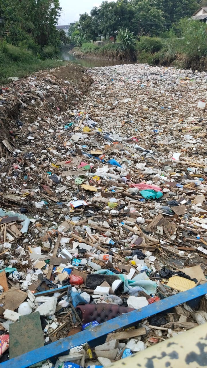 Pembersihan Sampah dan Pengerukan lumpur di Jembatan sungai Cigede perbatasan Antara Desa Bojongsoang dan Desa Citereup 2