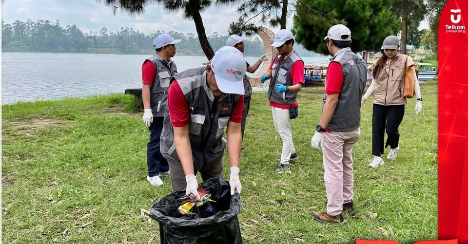Telkom University Lakukan Aksi Bersih Bersih di Pangalengan
