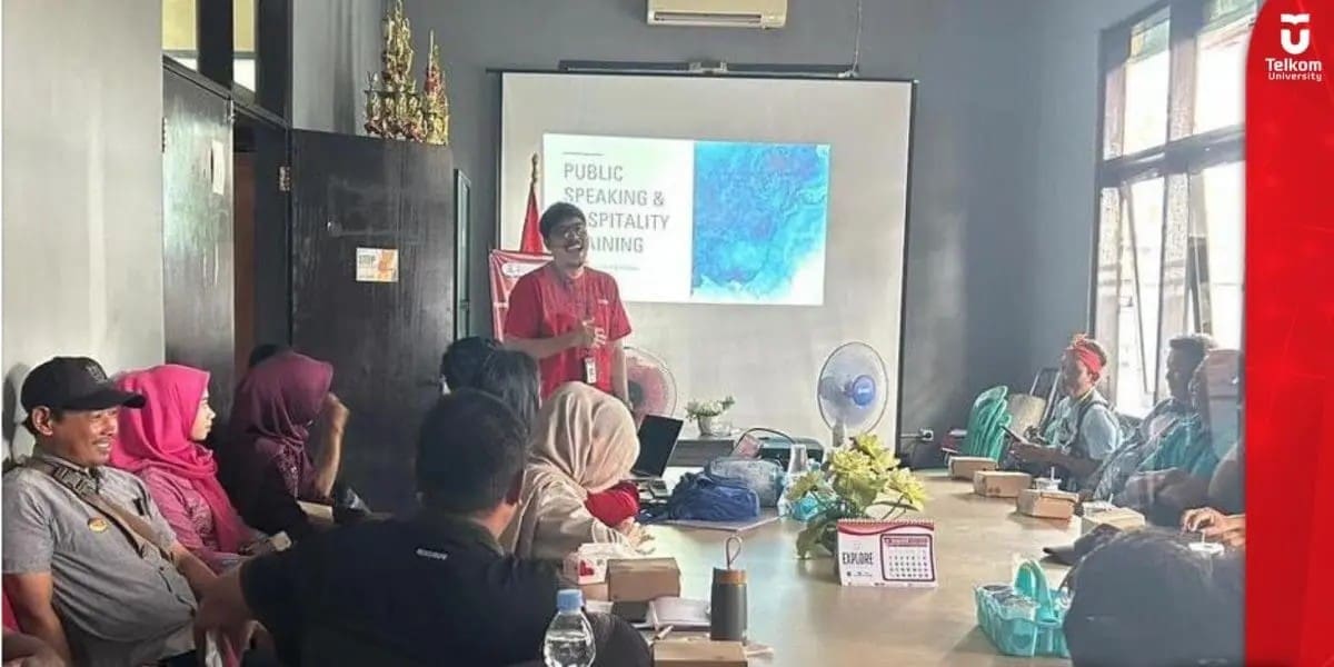 Tel-U Gelar Pelatihan Public Speaking & Hospitality Communication di Pangandaran